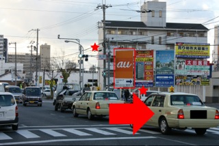 太田の交差点、右にauの看板が見えたら右折